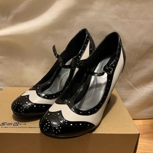 Black & white dexflex comfort t-strap saddle shoes